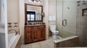 Tina con regadera, secadora de cabello, toallas, jabón 