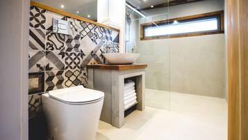 Cottage | Bathroom | Shower, towels