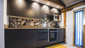 Cottage | Private kitchen | Fridge, microwave, oven, stovetop