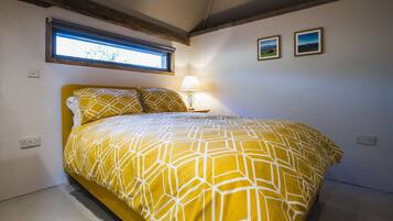 Cottage | 2 bedrooms, free WiFi, bed sheets