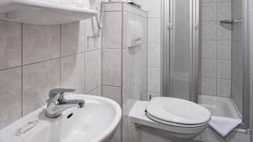 Double Room | Bathroom | Shower, towels