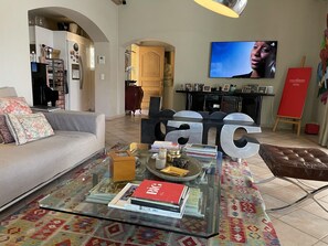 Téléviseur connecté, foyer, jeux vidéo, imprimante