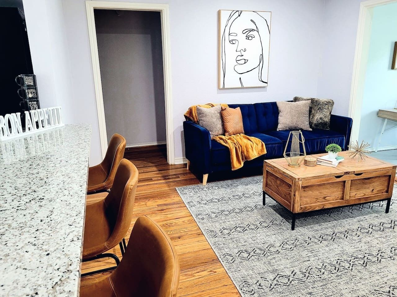 Centrally Located, Black & White Charmer Sleeps 10