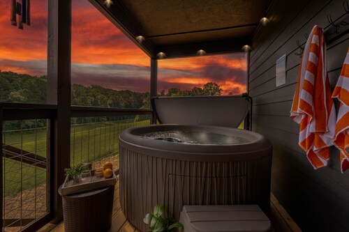 5BR Cabin - Sleeps 12 - Hot Tub + Arcade - 10min to Dollywood