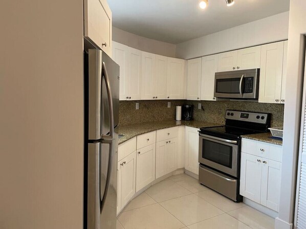 Fridge, microwave, oven, stovetop - 1375 SW - Apart 3 · Equipped 2/1apt on great location free parking (Miami)