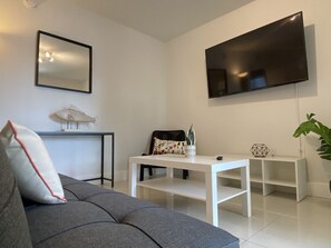 Smart TV - 1375 SW - Apart 3 · Equipped 2/1apt on great location free parking (Miami)