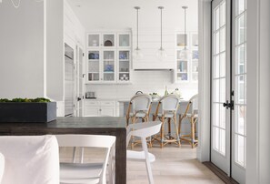 Dining -  #1 VRBO in Austin HEATED POOL, central to 6th and Rainey (Austin)