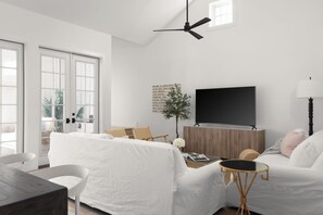 Smart TV, DVD player, books, music library -  #1 VRBO in Austin HEATED POOL, central to 6th and Rainey (Austin)