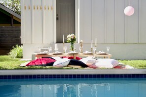 حمّام سباحة خارجي، حمّام سباحة مُدفَّأ