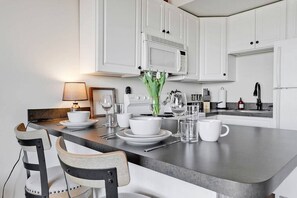 Fridge, microwave, oven, stovetop - ⭐️ ⭐️ ⭐️ ⭐️ ⭐️ RIVER FRONT! Battleship View! (Wilmington)