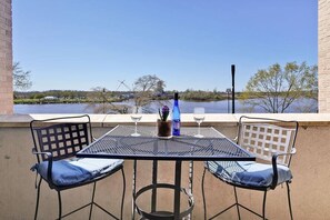 Outdoor dining - ⭐️ ⭐️ ⭐️ ⭐️ ⭐️ RIVER FRONT! Battleship View! (Wilmington)
