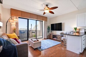 TV, books, stereo - ⭐️ ⭐️ ⭐️ ⭐️ ⭐️ RIVER FRONT! Battleship View! (Wilmington)