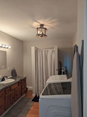 Shower, hair dryer, towels, soap - Inland Breeze, 10 min to GOTL, 10 to SPIRE, 🍷, 🐟 (Geneva)