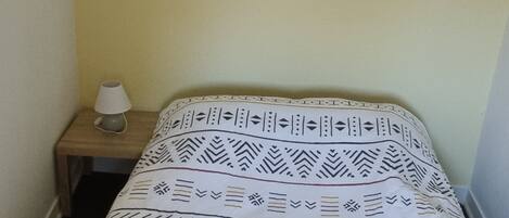 1 bedroom, travel cot