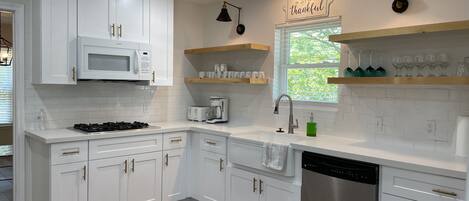 Fridge, oven, stovetop, dishwasher