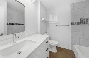 Combined shower/bathtub, hair dryer, towels, soap - Lilly’s Maison #7 Magnificent Medical Center/NRG Home (Houston)
