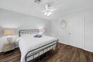 4 slaapkamers, een strijkplank/strijkijzer, reisbedje, gratis wifi