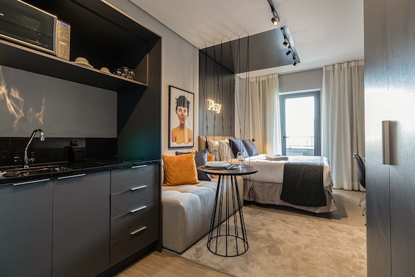 Geladeira grande, micro-ondas, cooktop, máquina de café expresso