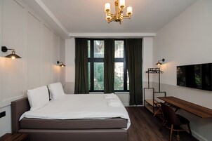 Ropa de cama hipoalergénica, minibar y escritorio