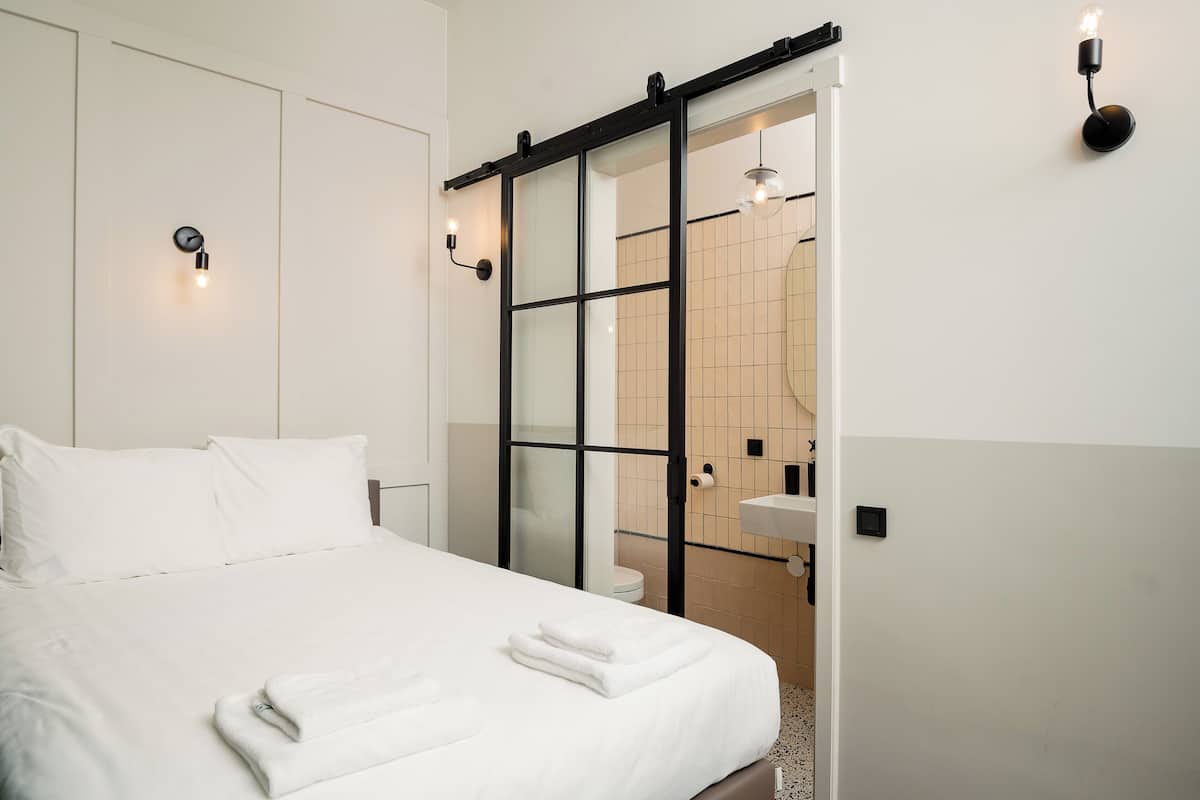 Habitación básica doble | Ropa de cama hipoalergénica y escritorio
