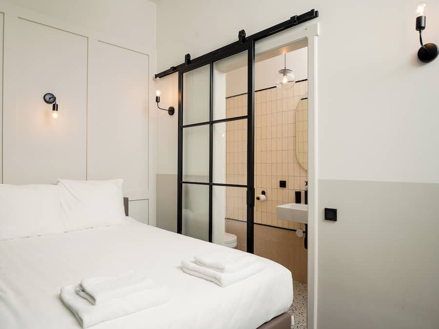 Habitación básica doble | Ropa de cama hipoalergénica y escritorio