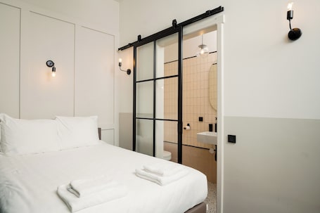 Tiny Room | Hypo-allergenic bedding, desk, laptop workspace, free WiFi