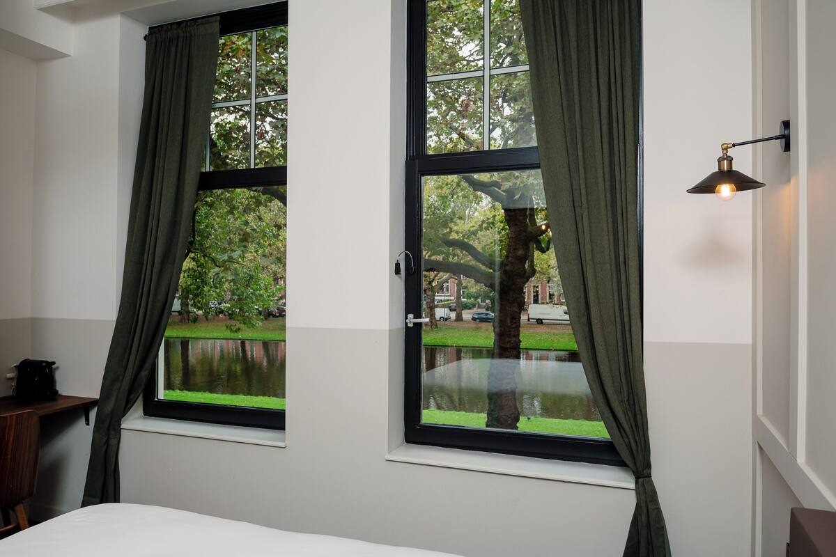 コンフォート ダブルルーム カナルビュー | 低刺激性寝具、ミニバー、デスク、ノートパソコン用作業スペース