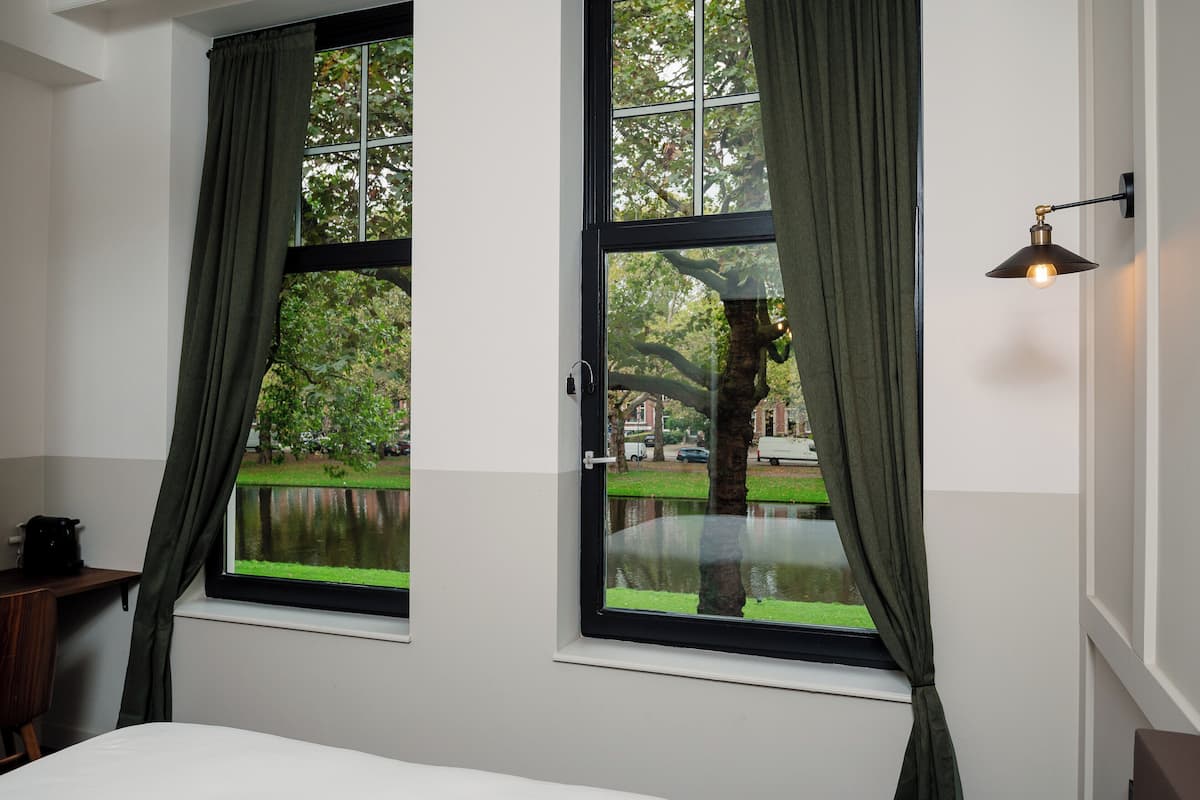 Habitación doble Confort, vista al canal | 1 habitación, ropa de cama hipoalergénica y escritorio