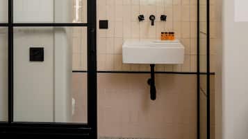 Superior tweepersoonskamer | Badkamer | Een douche, gratis toiletartikelen, een haardroger, handdoeken