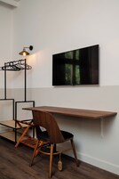 Large Room | Hypo-allergenic bedding, desk, laptop workspace, free WiFi