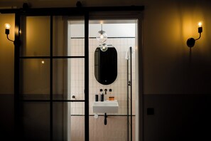 Tiny Room | Bathroom | Shower, free toiletries, hair dryer, towels - Mr.Lewis Hotel Rotterdam (Rotterdam)