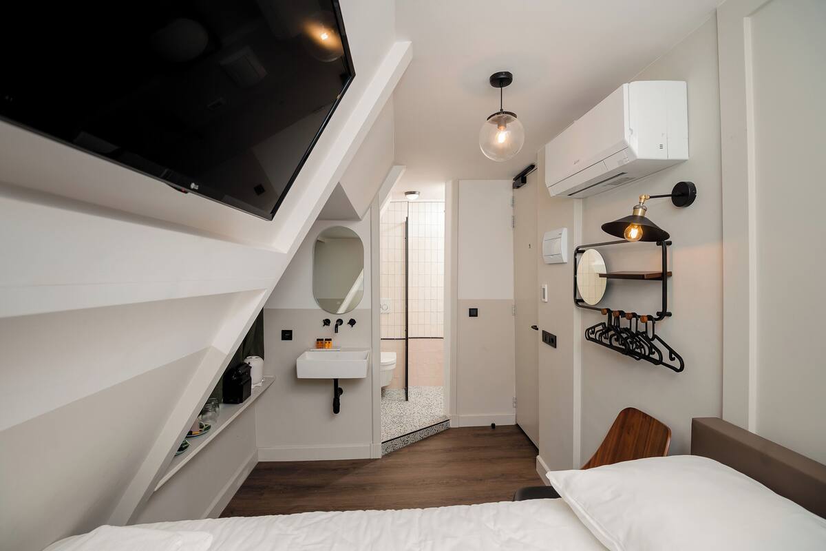 budget single room | bathroom | shower, free toiletries, hair dryer, towels