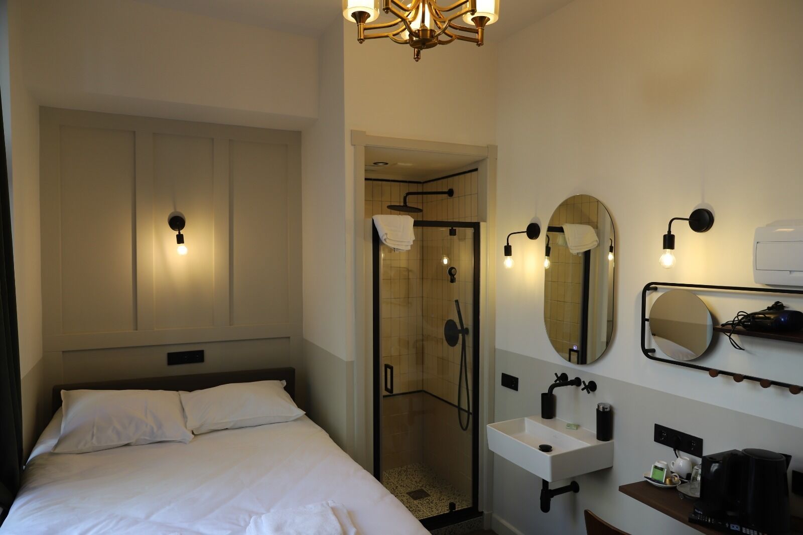 1 bedroom, hypo-allergenic bedding, desk, laptop workspace