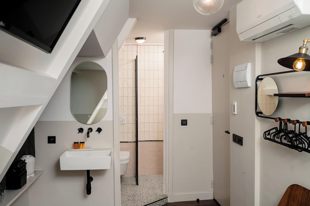 budget single room | bathroom | shower, free toiletries, hair dryer, towels