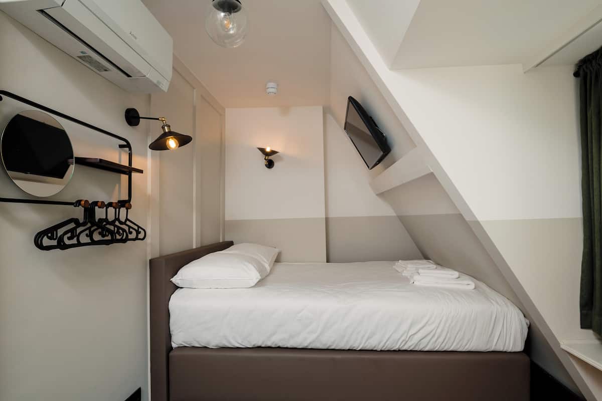 Habitación individual económica, 1 cama matrimonial | Ropa de cama hipoalergénica y escritorio