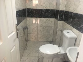 淋浴设施、大花洒淋浴喷头、毛巾