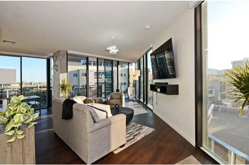 Luxury High Rise Flat - Free Underground Parking