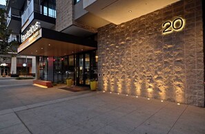 Exterior - Luxury High Rise Flat - Free Underground Parking (Tucson)