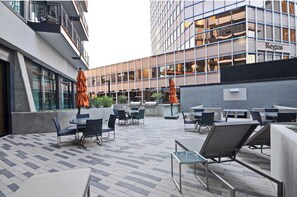 Outdoor dining - Luxury High Rise Flat - Free Underground Parking (Tucson)