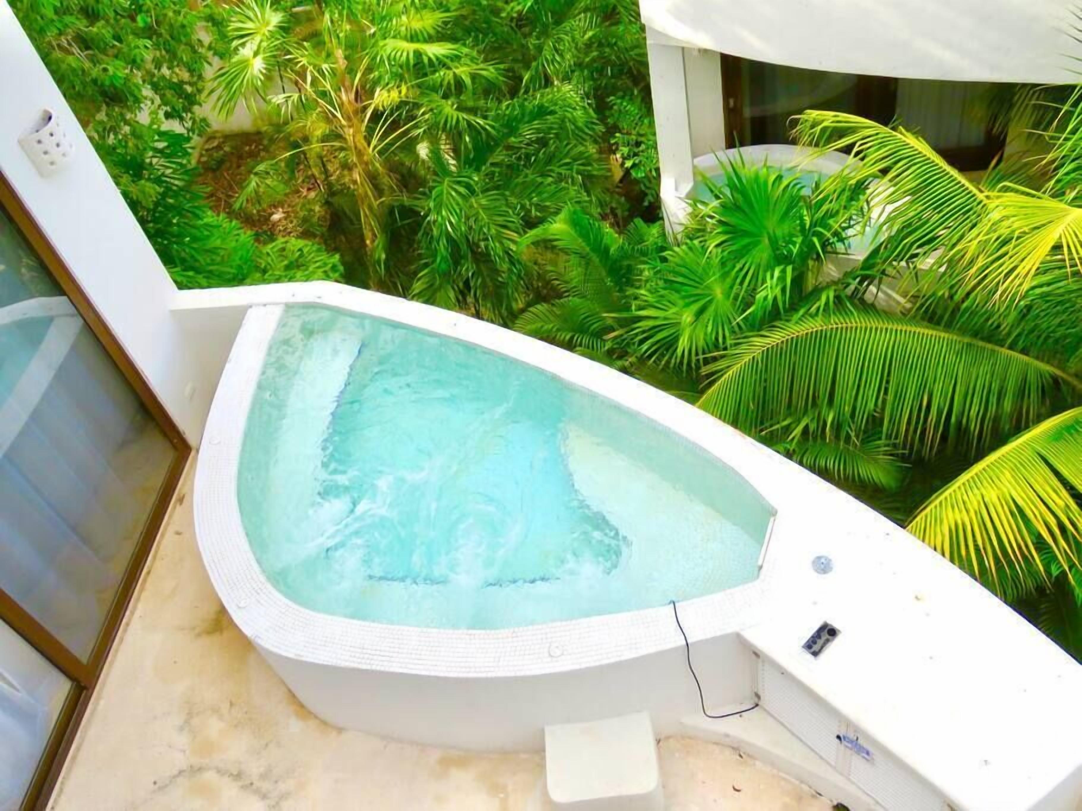 Outdoor spa tub
