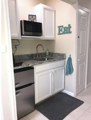 Refrigerador, microondas, cafetera y tetera y tetera eléctrica