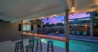 14 Guests · Large HEATED Pool · Tropical Backyard+BBQ · GYM · Beach: 3 miles