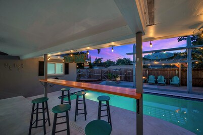14 Guests · Large HEATED Pool · Tropical Backyard+BBQ · GYM · Beach: 3 miles