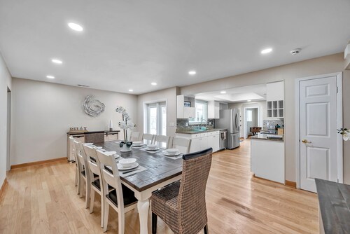 14 Guests · Large HEATED Pool · Tropical Backyard+BBQ · GYM · Beach: 3 miles