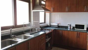 Een koelkast, een microgolfoven