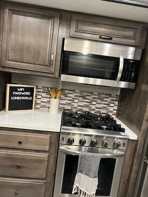 Frigorífic, microones, forn i placa de cuina