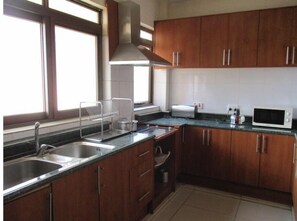 Een koelkast, een microgolfoven