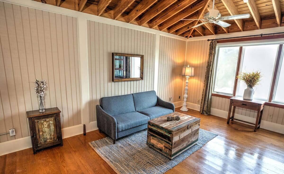 Spacious upstairs private suite in a historic gulf front Biloxi home