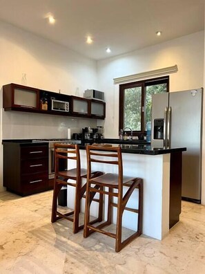 Kjøleskap, mikrobølgeovn, ovn og kokeplater