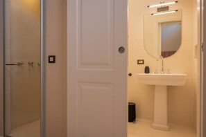 Douche, sĂšche-cheveux, serviettes fournies, savon